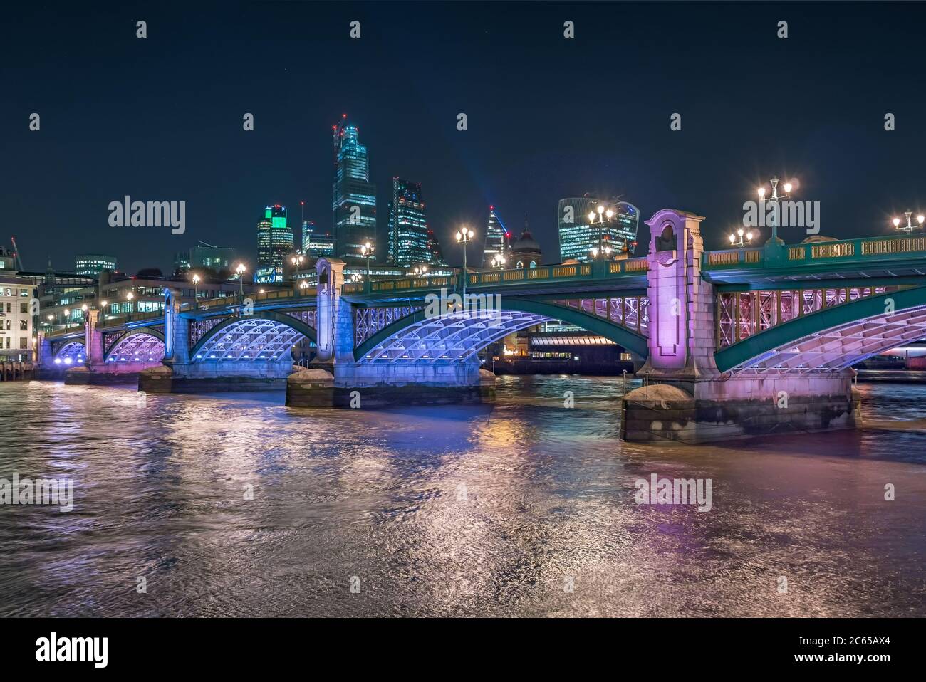Nächtliche Panoramaaussicht auf die Themse mit Southwark Brücke und Finanzviertel im Hintergrund. Stadtbild von London, Großbritannien Stockfoto