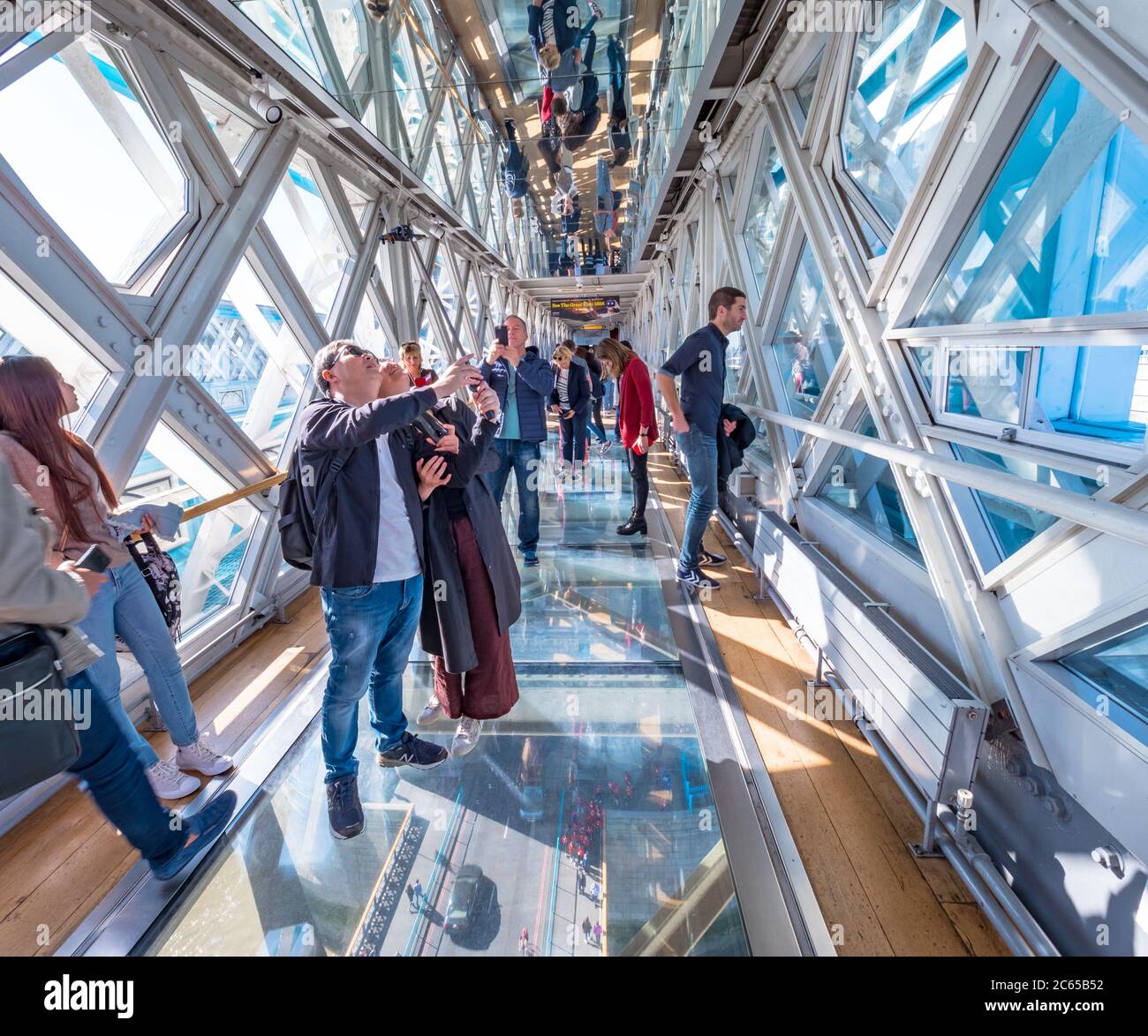 London, Großbritannien. Oktober 2019. Touristen, die das Innere der Tower Bridge mit einem Glasboden über der Themse besuchen. Stockfoto