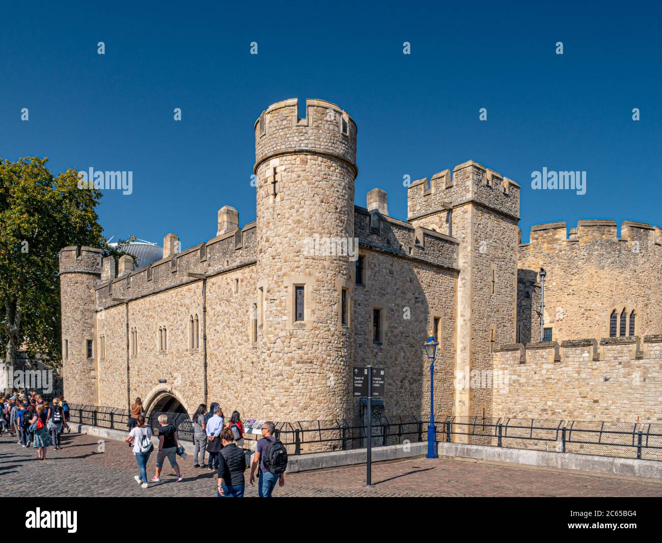 London, Großbritannien. Etwa Im November 2019. Touristen besuchen den Tower of London an einem sonnigen Tag. Wichtiger Gebäudeteil des Historischen Royal Palac Stockfoto