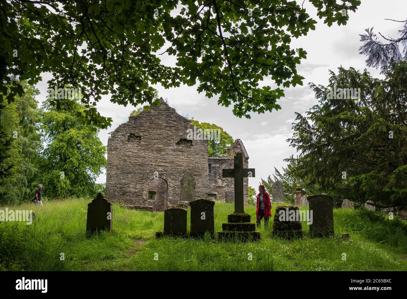 Perthshire, Schottland/UK - 25. Juni 2019: Die Ruinen einer Kapelle im Blair Castle, einer beliebten Touristenattraktion, die hier an einem bewölkten Tag abgebildet ist. Stockfoto