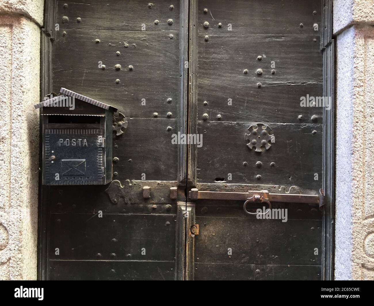 Alte Metallpostbox an einer schönen alten Holztür Stockfoto