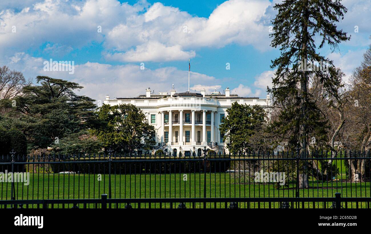 Blick auf das Weiße Haus, die Residenz des Präsidenten und das Oval Office vom Südrasen in Washington DC mit eisernem Sicherheitszaun im Vordergrund Stockfoto