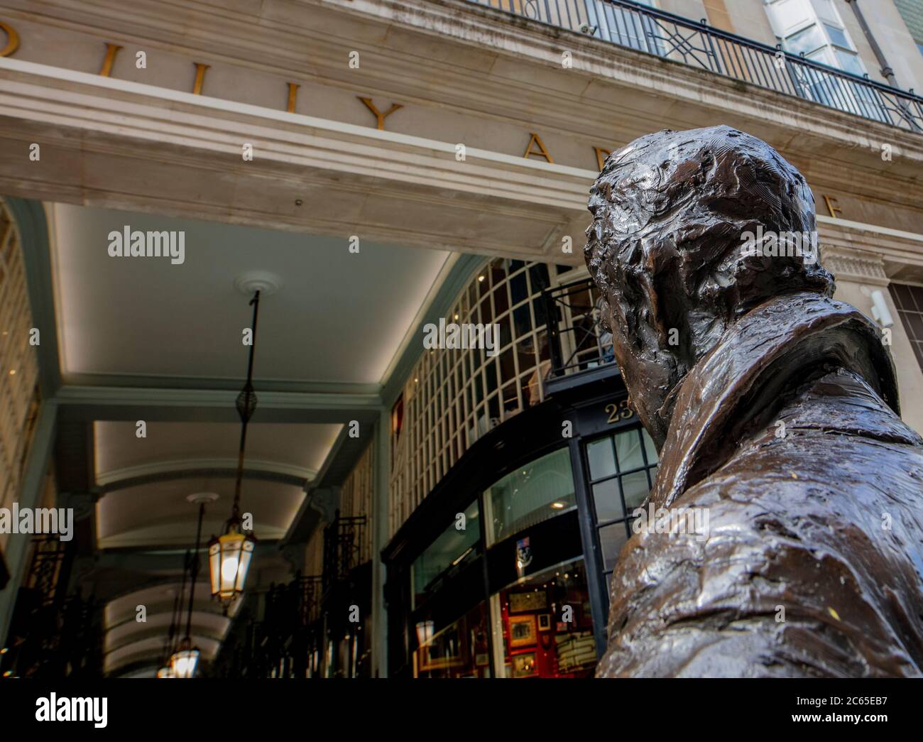 Statue von Irena Sedlecka von George Bryan 'Beau' Brummell (1778-1840), Dandy und WIT, in Jermyn St, Piccadilly, London Stockfoto