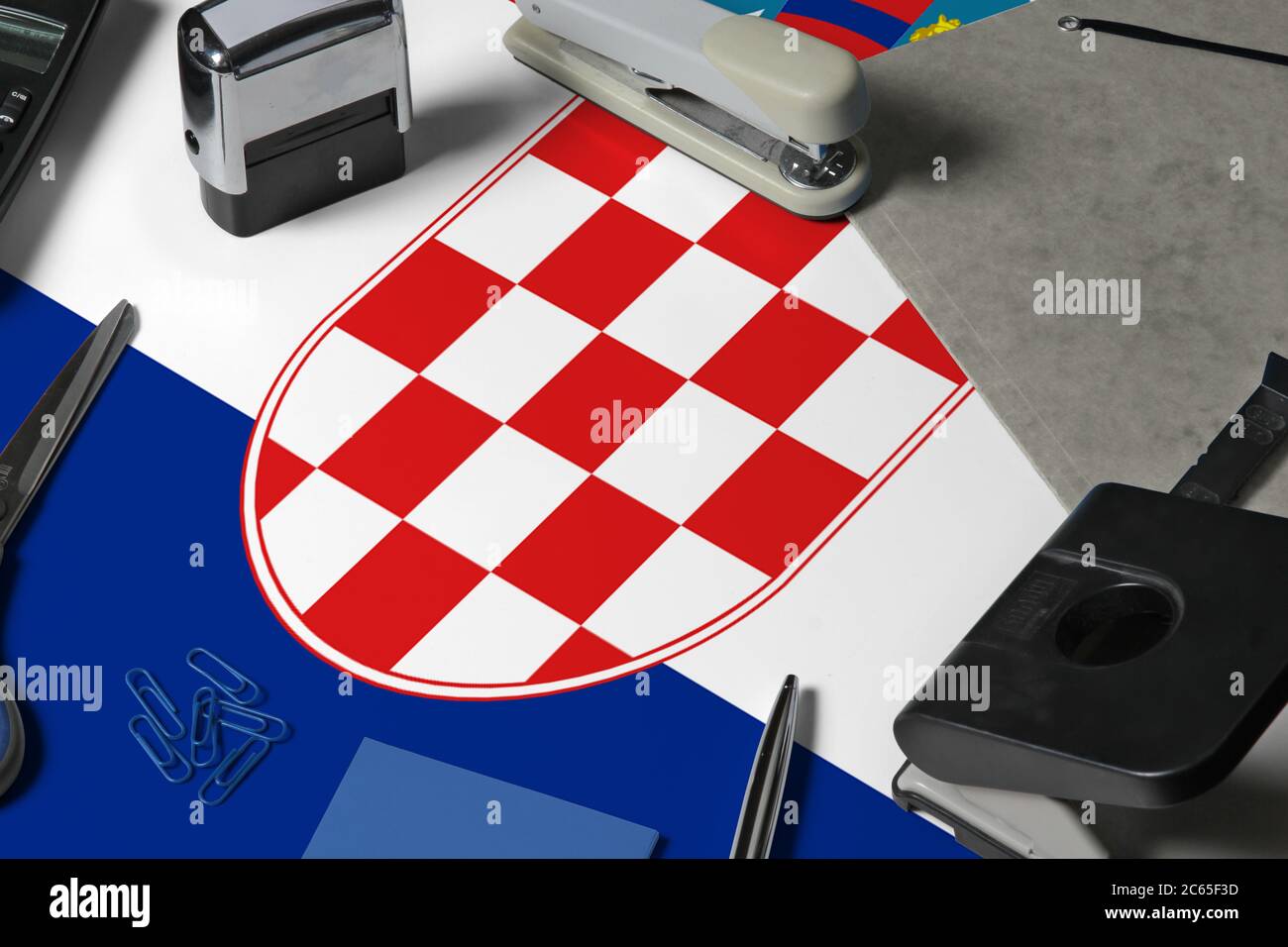 Kroatien Flagge mit Büro Schreiber Arbeitsplatz Hintergrund. Nationales stationäres Konzept mit Bürowerkzeugen. Stockfoto