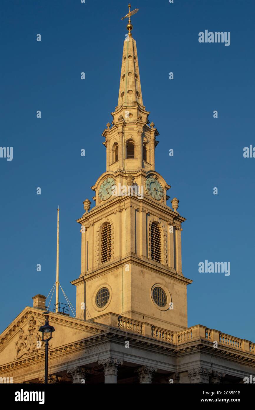 Spire of St Martin-in-the-Fields, entworfen von James Gibbs in 1722-26, eine anglikanische Kirche in Trafalgar Square, London Stockfoto