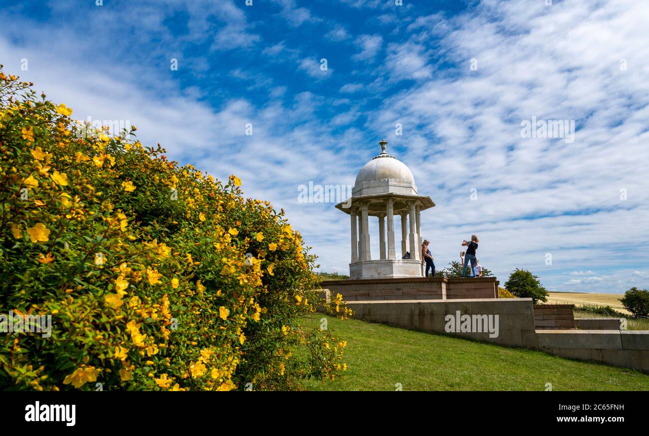 Brighton UK 7. Juli 2020 - Besucher fotografieren das Chertri-Denkmal für die indischen Soldaten, die heute an einem sonnigen Tag in den South Downs nördlich von Brighton im Ersten Weltkrieg starben, aber die Vorhersage für ein unruhiger Wetter in den nächsten paar Tagen Days : Credit Simon Dack / Alamy Live News Stockfoto