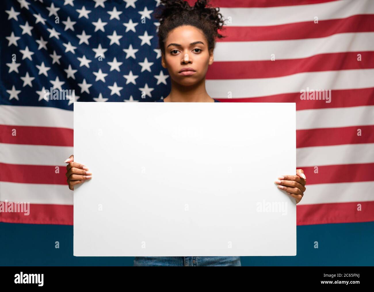 afroamerikanische Frau protestiert mit leerem Plakat Stockfoto