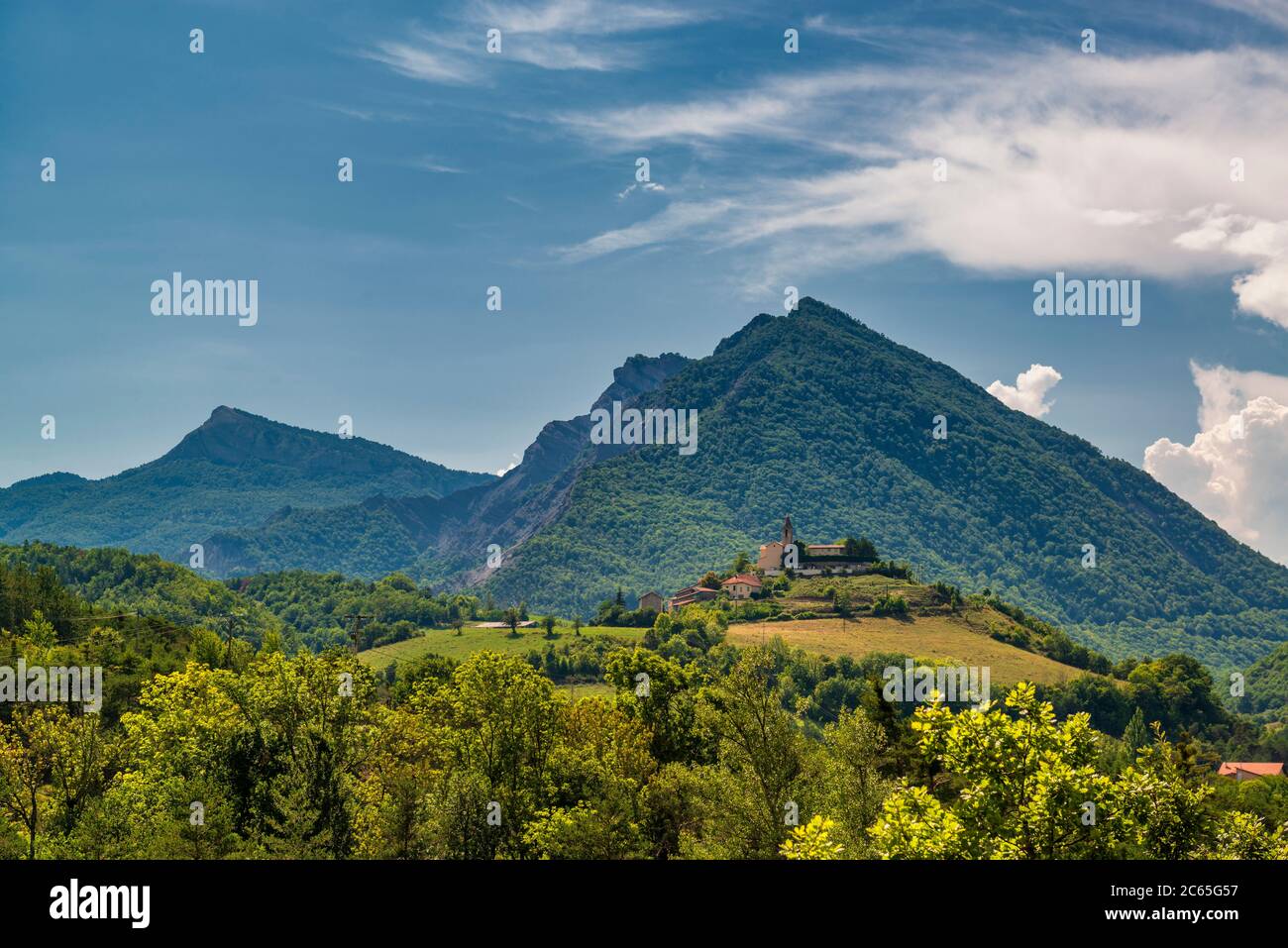 Alpenlandschaft in der Provence, Frankreich. Kleine Stadt auf dem Gipfel des Hügels, umgeben von hohen Bergen. Sommerurlaub in sozialer Isolation Stockfoto