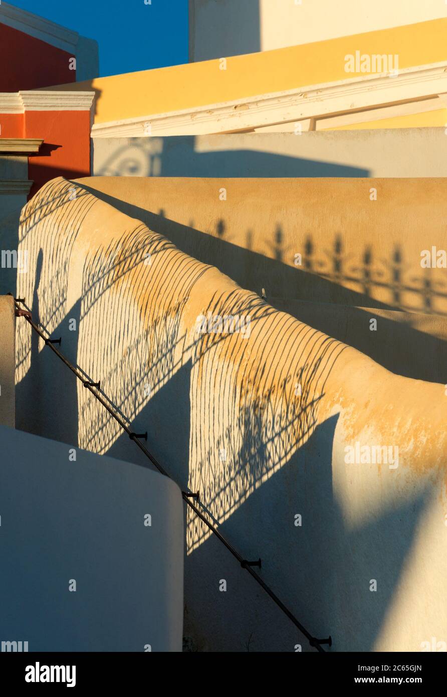 Eine bunte Gasse mit einem langen Schatten eines Tores in der Stadt Fira, Santorini Insel, Griechenland Stockfoto