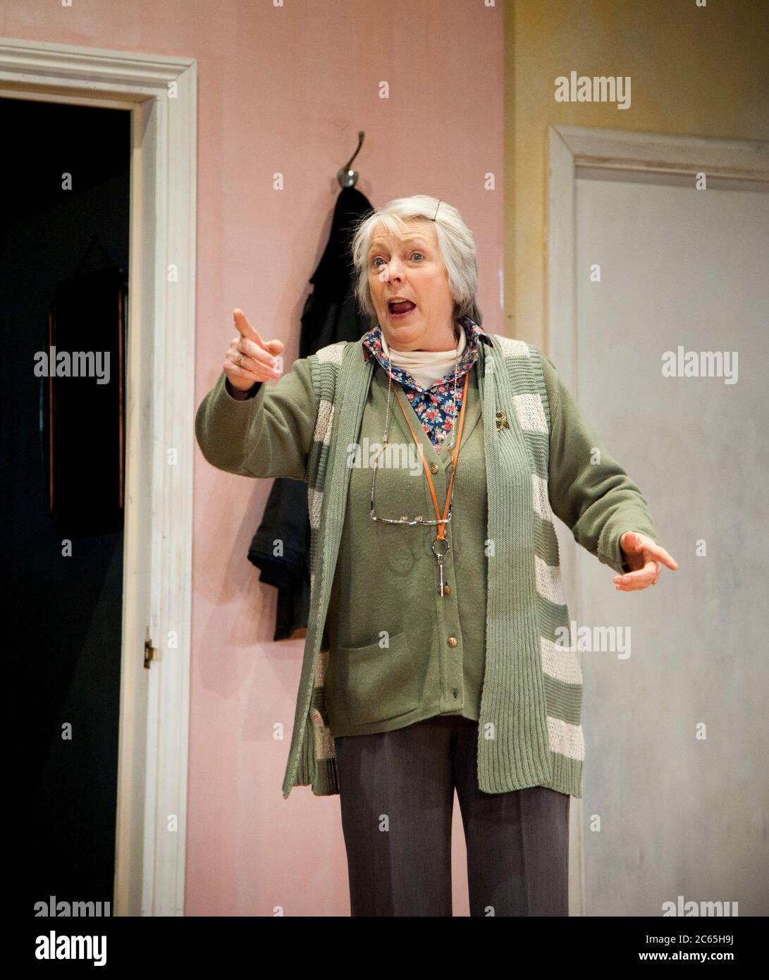 Alison Steadman (Pat) in HERE von Michael Frayn im Rose Theater, Kingston-upon-Thames, Surrey, England 27/04/2012 Design: Polly Sullivan Beleuchtung: Mike Gunning Regie: Lisa Spirling Stockfoto