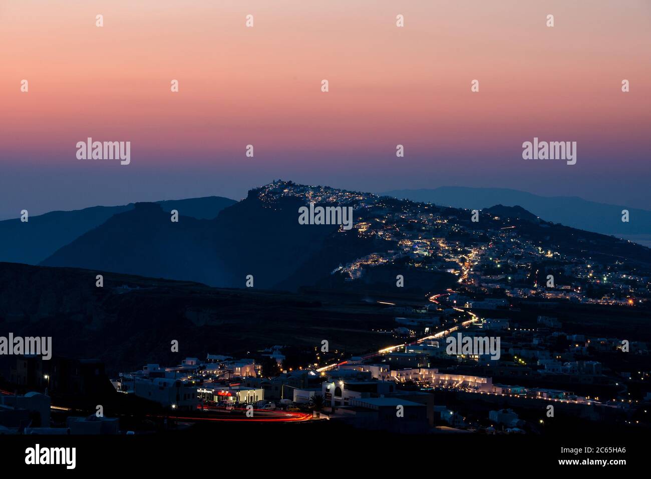 Die Caldera von Santorini mit der Stadt Fira im Vordergrund Aufnahmen vom Dorf Pyrgos bei Sonnenuntergang Stockfoto