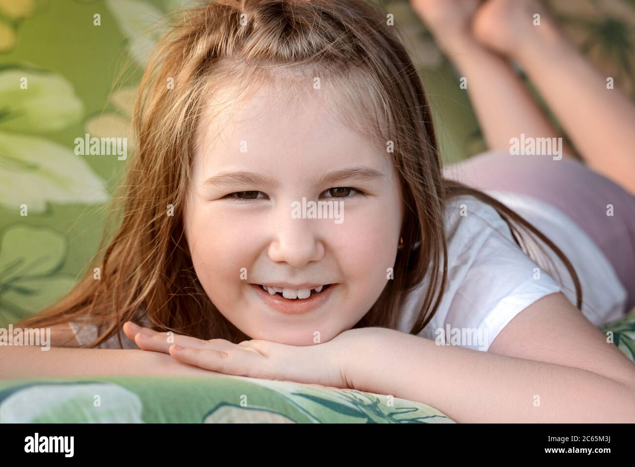 Porträt eines kleinen schönen lächelnden Mädchen. Kleine niedliche Mädchen mit Spaß und Ruhe im Sommer. Stockfoto