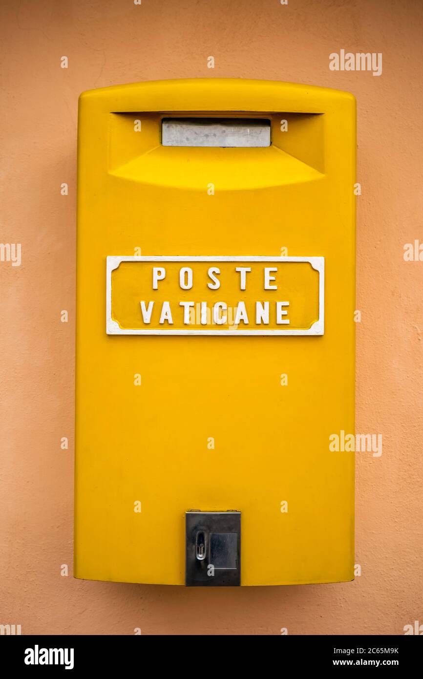 Gelber Briefkasten an der Wand eines Gebäudes im Vatikan, Rom, Italien. Stockfoto