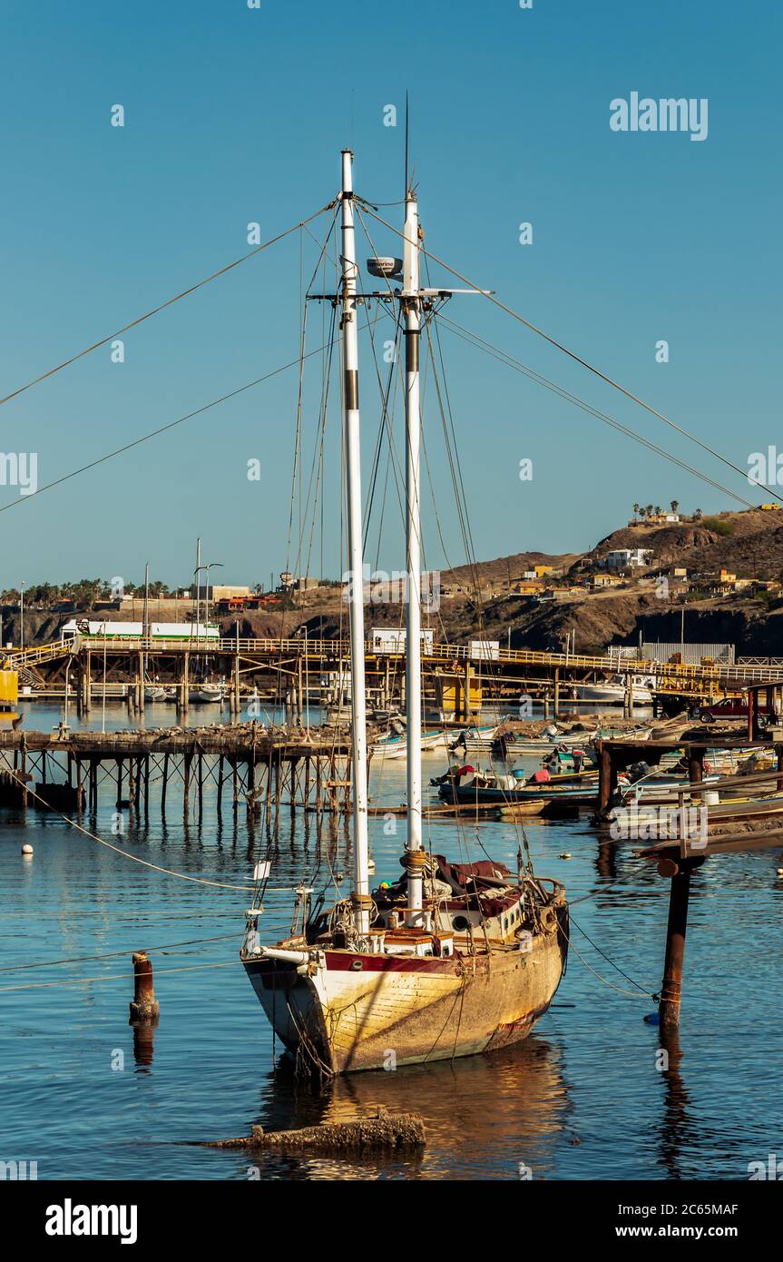 Ein Schiffbruch-Segelboot sitzt auf dem Boden im Hafen von Santa Rosalia, Baja California Sur, Mexiko. Stockfoto