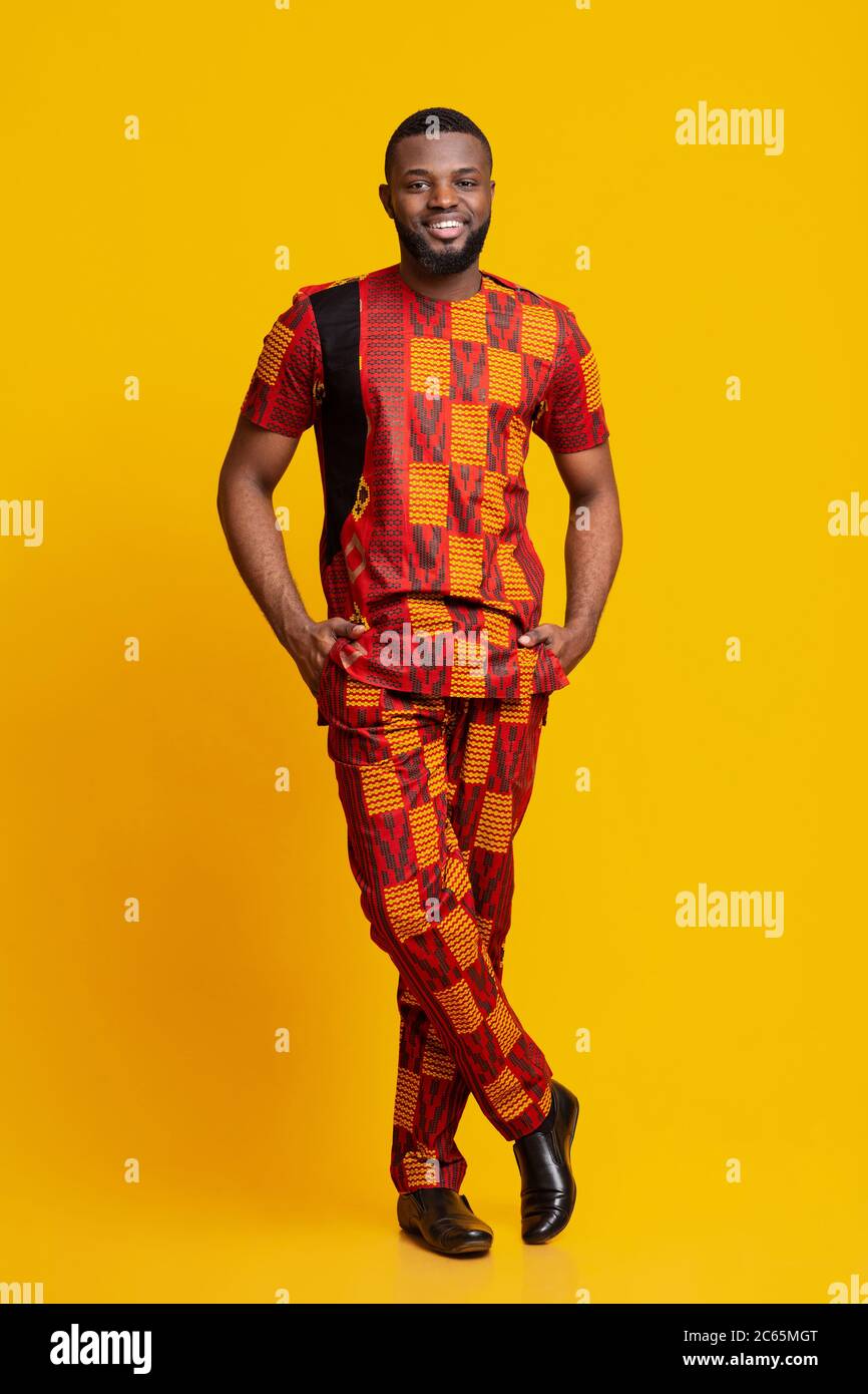 Selbstbewusster afrikanischer Mann in authentischem Kostüm posiert über Gelb Stockfoto