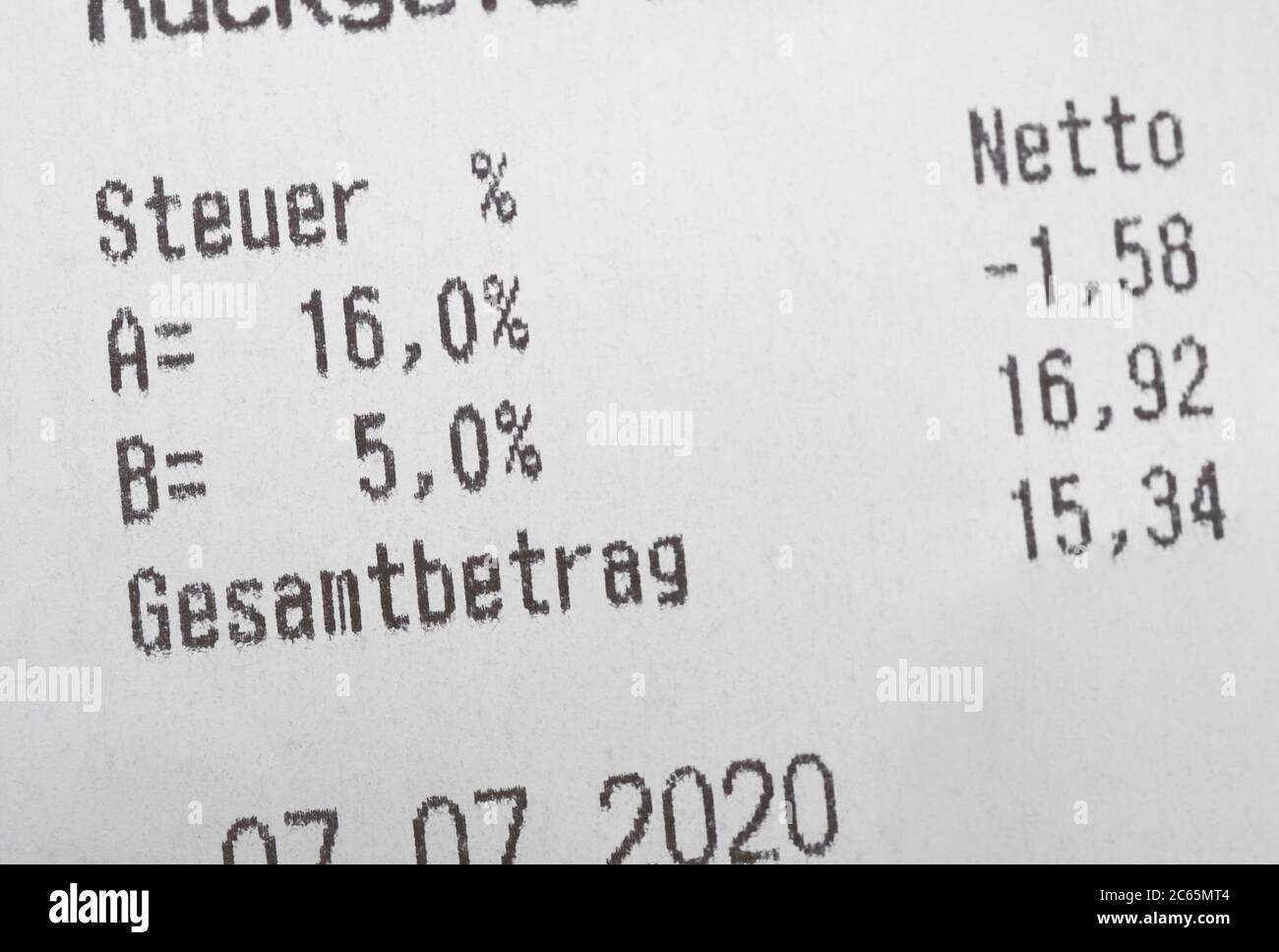 Beleg zeigt reduzierten Mehrwertsteuersatz in Deutschland - Mehrwertsteuer heißt MwSt oder Mehrwertssteuer in Deutsch - Englisch Übersetzung: Steuer bedeutet Steuer und Gesamtbeitrag bedeutet Gesamtbetrag Stockfoto