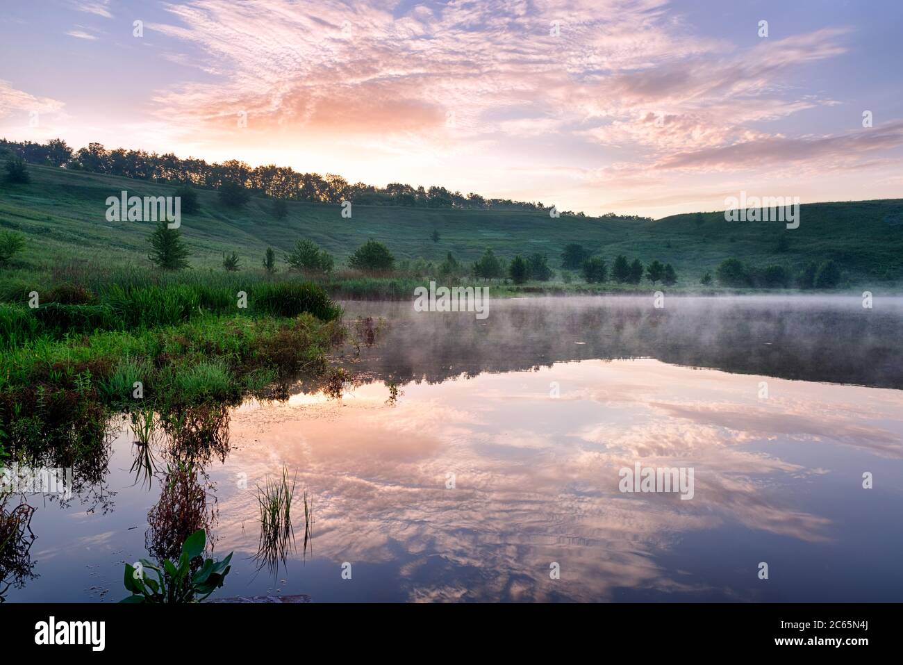 Ruhige Seenlandschaft vor Sonnenaufgang Stockfoto