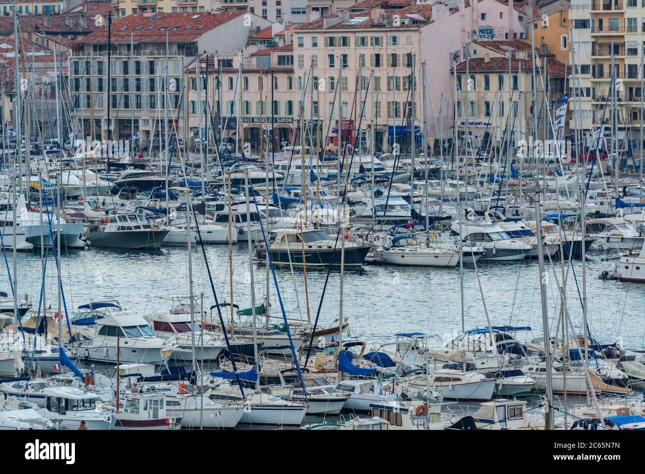 2018-08-22, Marseille, Frankreich. Marseille Marina im Sommer. Beliebtes Reiseziel und Touristenattraktion Stockfoto
