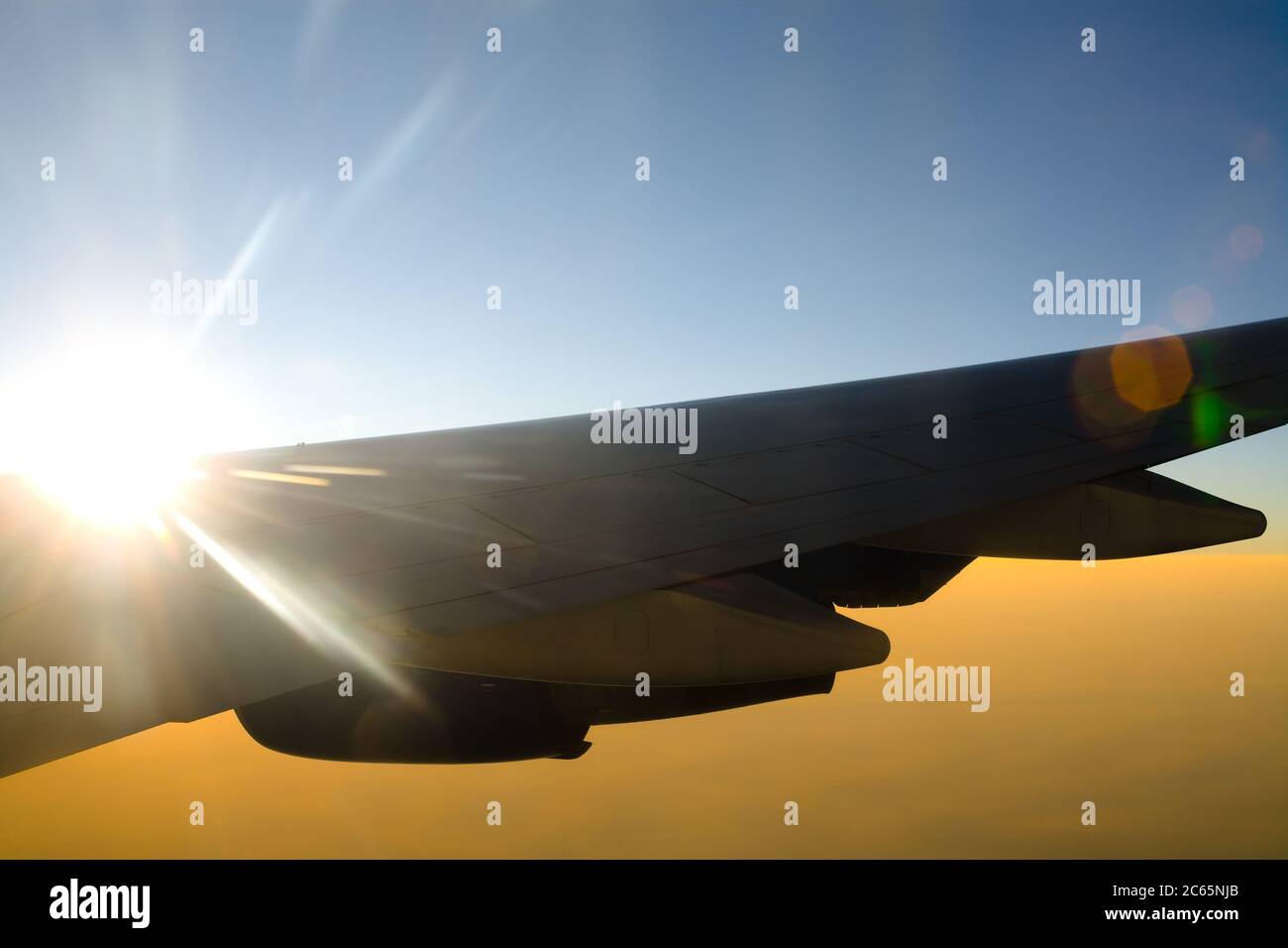 Flugzeuge Flügel gegen die Sonne mit Lichtreflexen Stockfoto