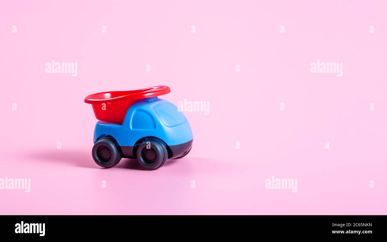 Rot und blau 3D Auto auf rosa Hintergrund Stockfoto