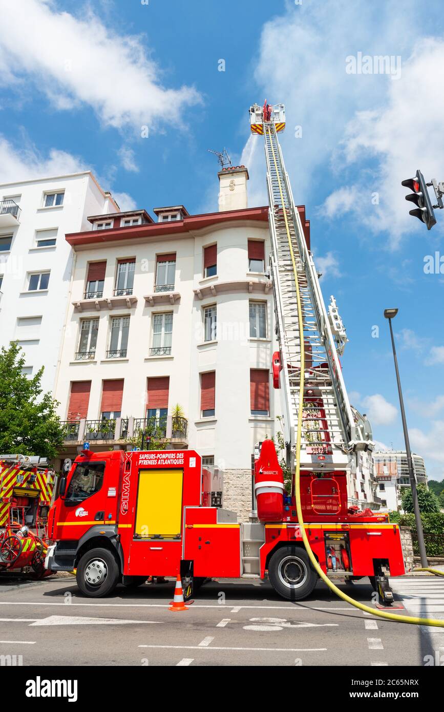 Feuerwehrleute bekämpfen Wohnungsbrand in Bayonne, Frankreich Stockfoto