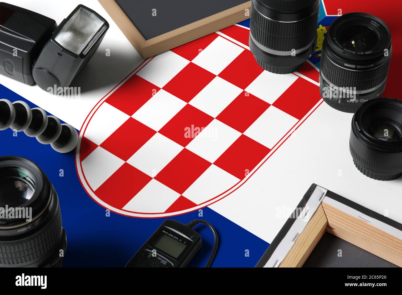 Kroatien Nationalflagge mit Draufsicht auf persönliche Fotografen Ausrüstung und Werkzeuge auf weißem Holztisch, Kopierraum. Stockfoto