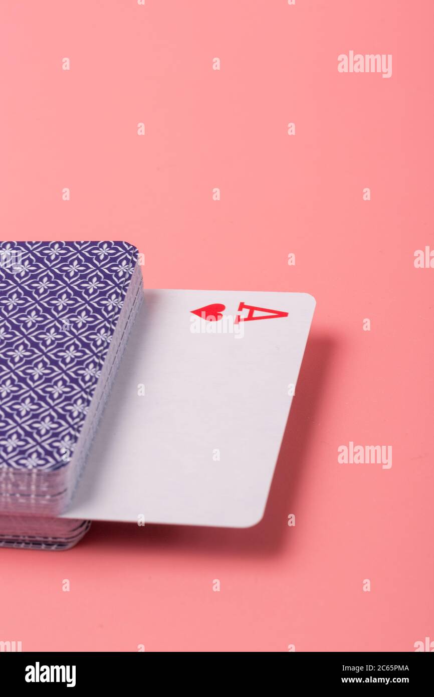 Erweiterte Spielkarten auf rosa Hintergrund Stockfoto