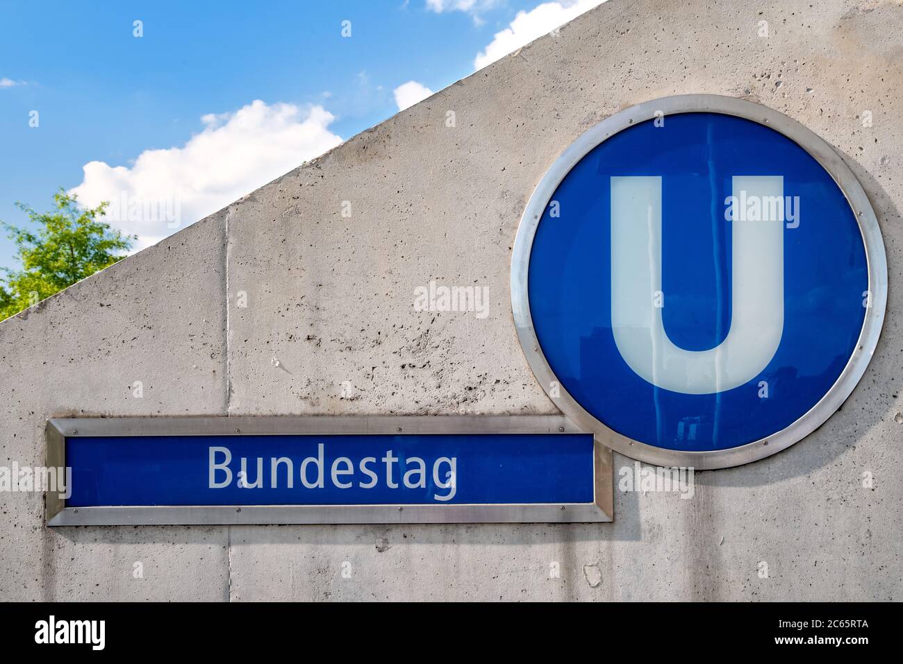 Das Schild der U-Bahn-Station des Bundestages in Berlin Stockfoto