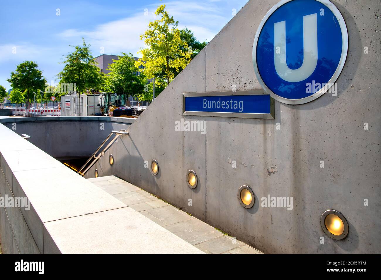 Das Schild der U-Bahn-Station des Bundestages in Berlin Stockfoto