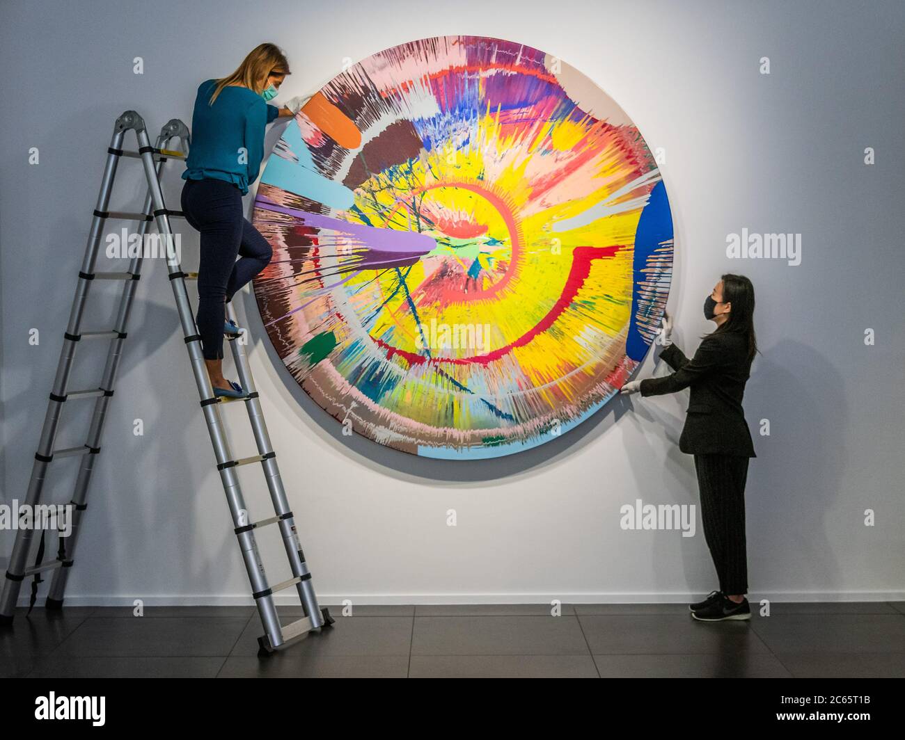 London, Großbritannien. Juli 2020. Beautiful, Half a Red Headless Centipede von Damien Hirst - die Opera Gallery öffnet zum ersten Mal ihre Türen seit dem Beginn der Sperre vor über 100 Tagen. Die Ausstellung zeigt einige der größten Namen der zeitgenössischen Kunst, darunter Werke von Damien Hirst, Andy Warhol und Fernando Botero. Kredit: Guy Bell/Alamy Live Nachrichten Stockfoto