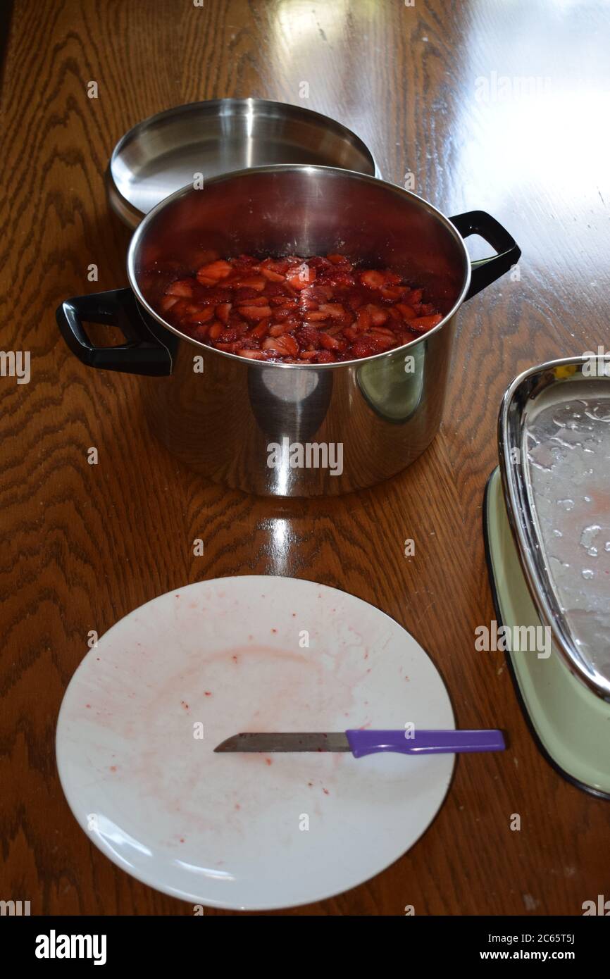 Making Brombeermarmelade zu Hause Stockfoto