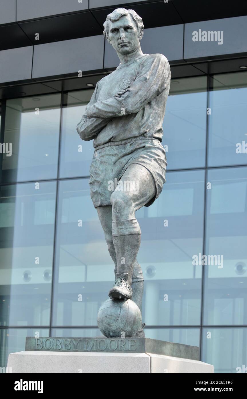 Bobby Moore Statue von Philip Jackson. Wembley Stadium, Wembley, London. GROSSBRITANNIEN Stockfoto