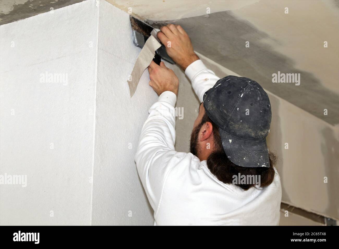 Handwerker (Maler) bei Tapezierarbeiten Stockfoto