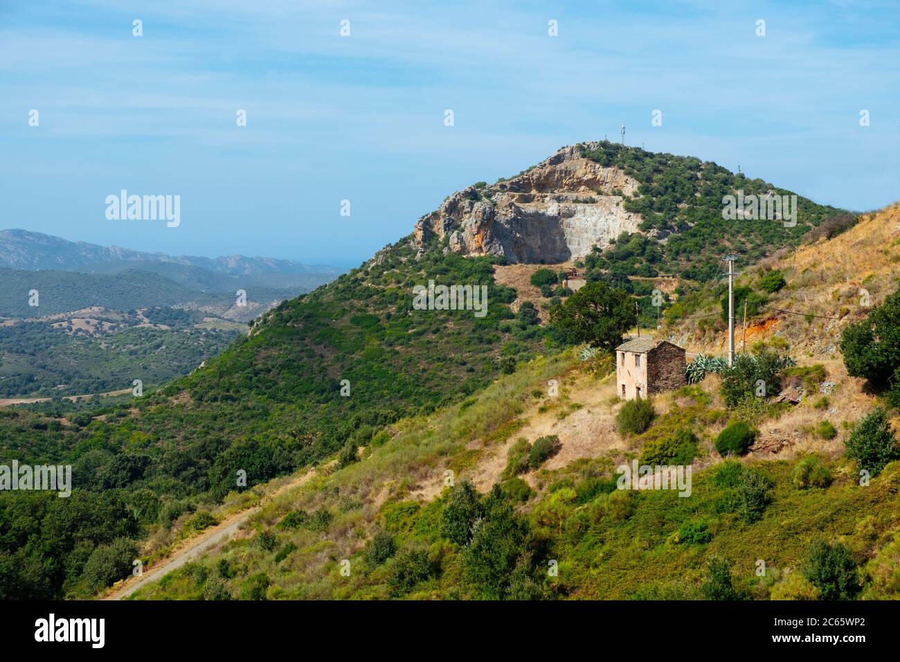 Blick auf die Berglandschaft bei Olmeta-di-Tuda, nach Norden, im Norden von Corse, Frankreich, mit einem stillgelegten Steinbruch im Hintergrund Stockfoto