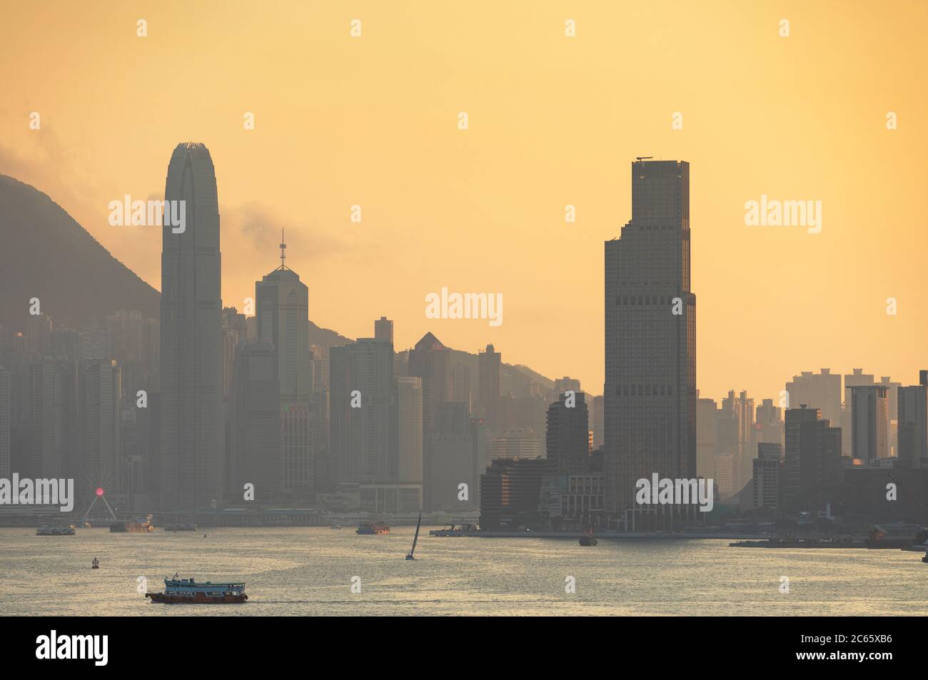 Hong Kong Island und Tsim Sha Shui Skyline bei Sonnenuntergang, Hong Kong Stockfoto