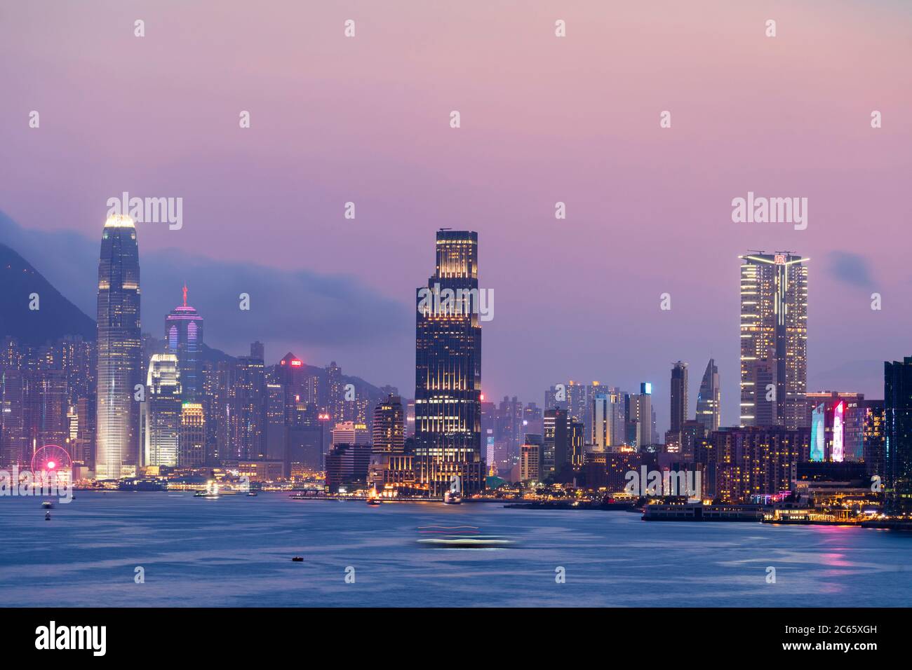 Hong Kong Island und Tsim Sha Shui Skyline bei Sonnenuntergang, Hong Kong Stockfoto