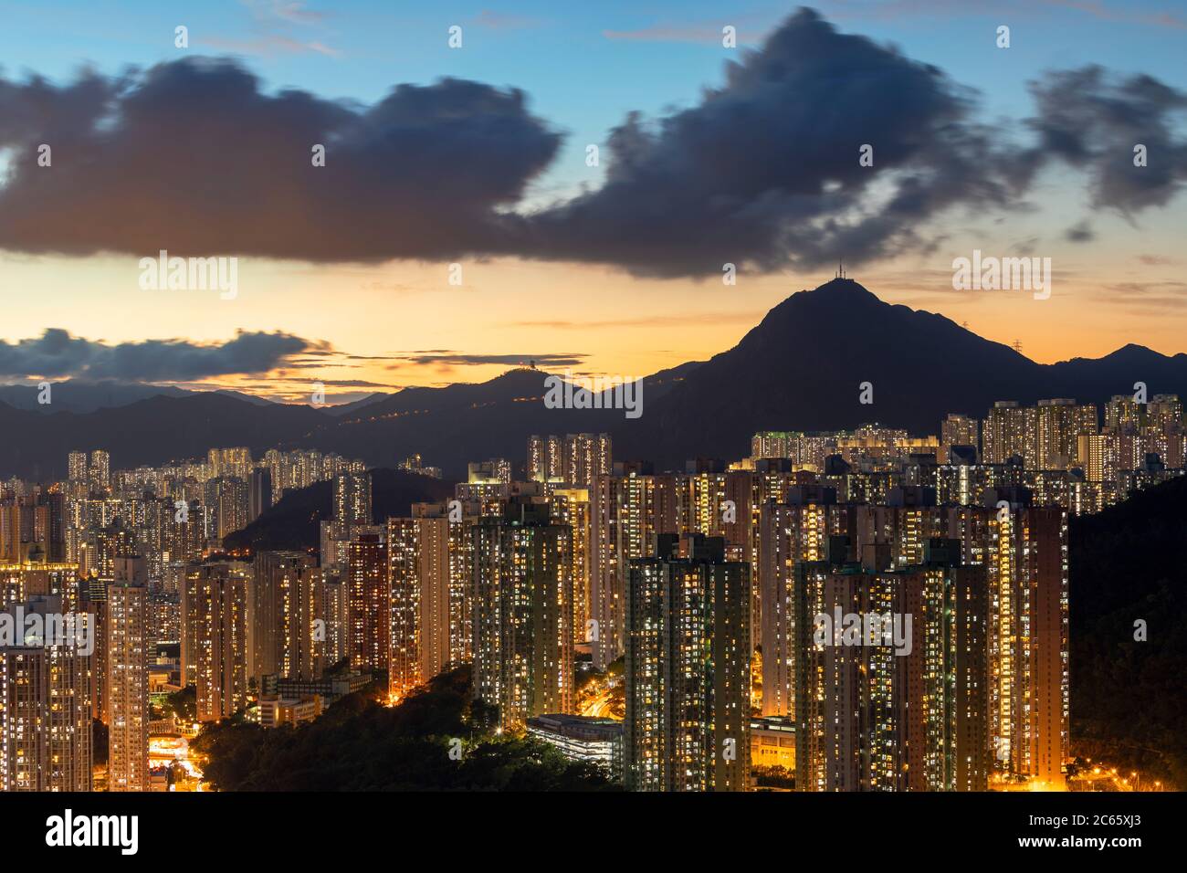 Apartments von Kowloon bei Sonnenuntergang, Hongkong Stockfoto