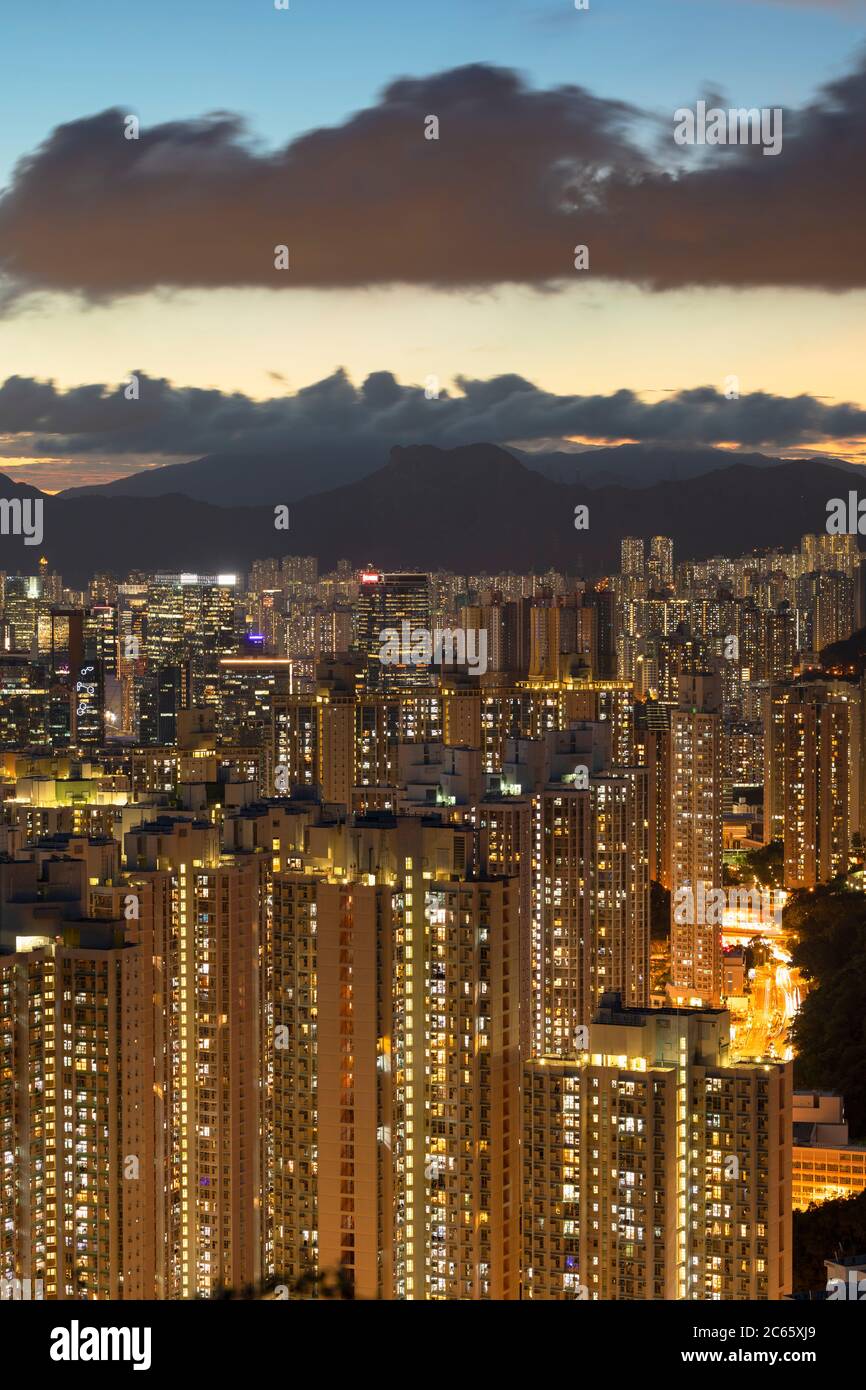 Apartments von Kowloon bei Sonnenuntergang, Hongkong Stockfoto