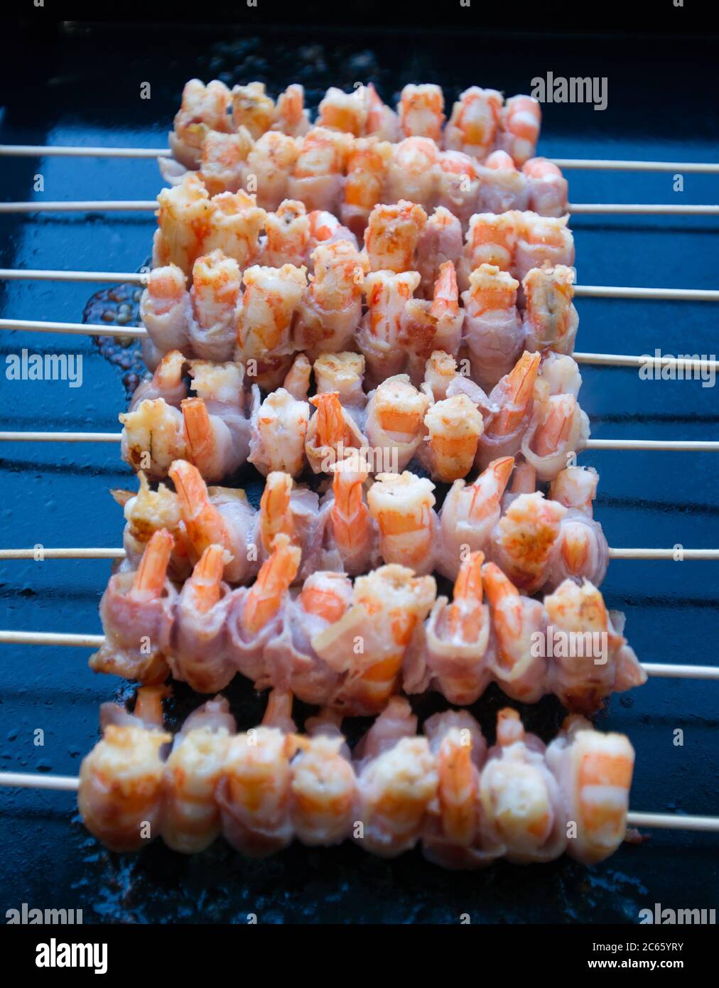 Speck eingewickelte Garnelen auf dem Grill Stockfoto