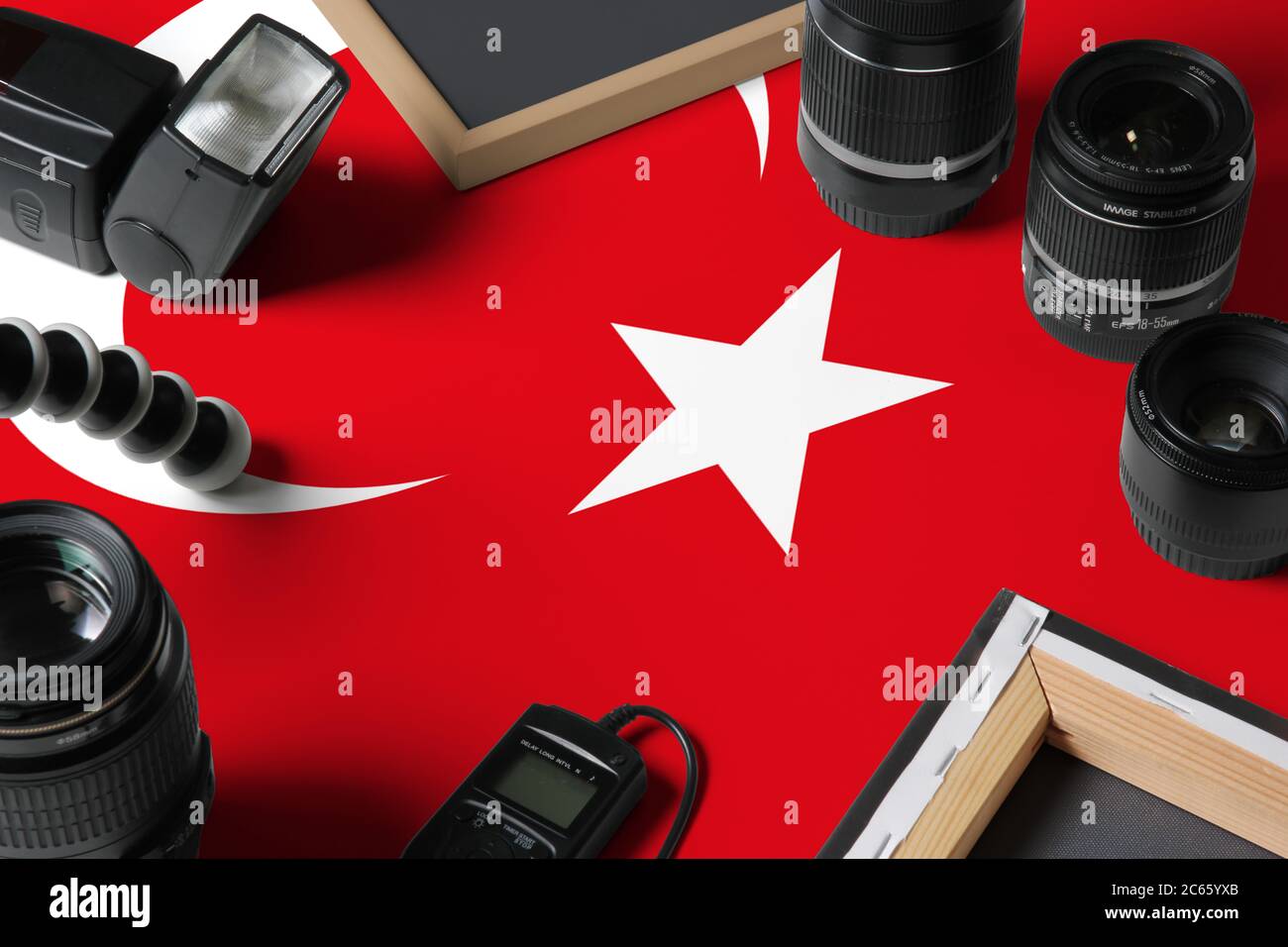 Türkei Nationalflagge mit Draufsicht auf persönliche Fotografen Ausrüstung und Werkzeuge auf weißem Holztisch, Kopierraum. Stockfoto