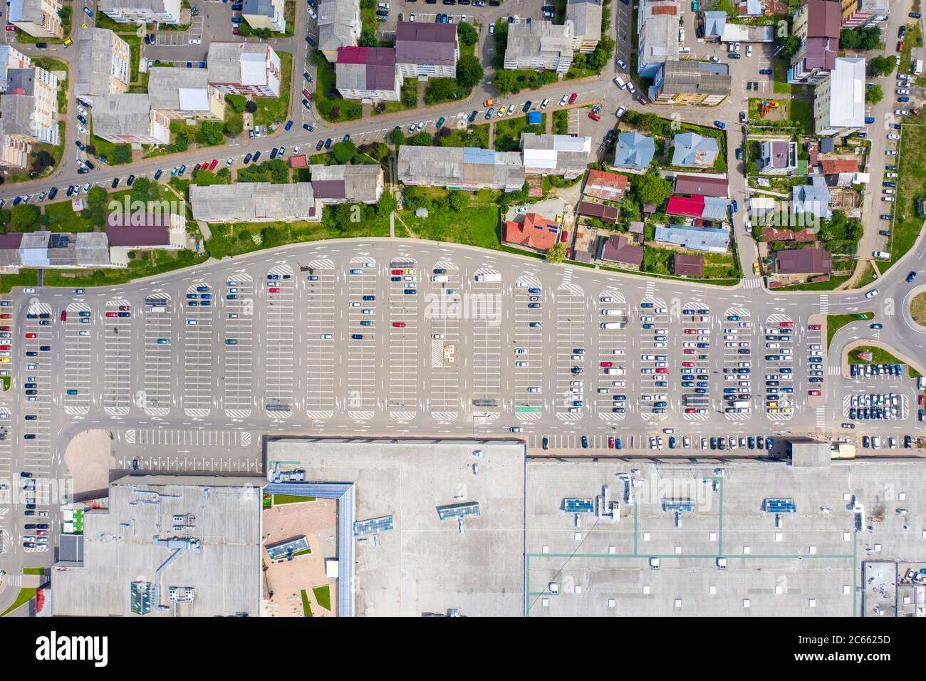 Parkplatz in der Nähe des Einkaufszentrums, Blick über dem Hotel Stockfoto