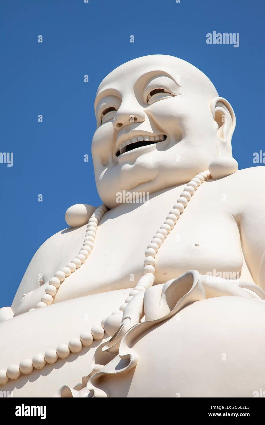 Riesige Lachende Buddha-Statue im Vinh Trang Pagode Komplex in der Nähe von My Tho Stadt, Vietnam, die Glück und Viel Glück. symbolisiert Stockfoto