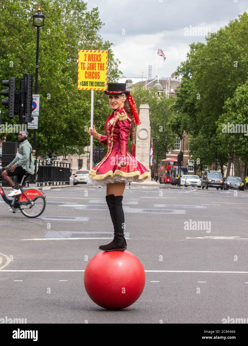 London, Großbritannien. , . Zirkuskünstler in der Downing Street fordern die Regierung auf, ihr Recht auf Wiedereröffnung zu fordern. Sie sind vom Arts-Recue-Plan der Regierung ausgeschlossen. Quelle: Tommy London/Alamy Live News Stockfoto