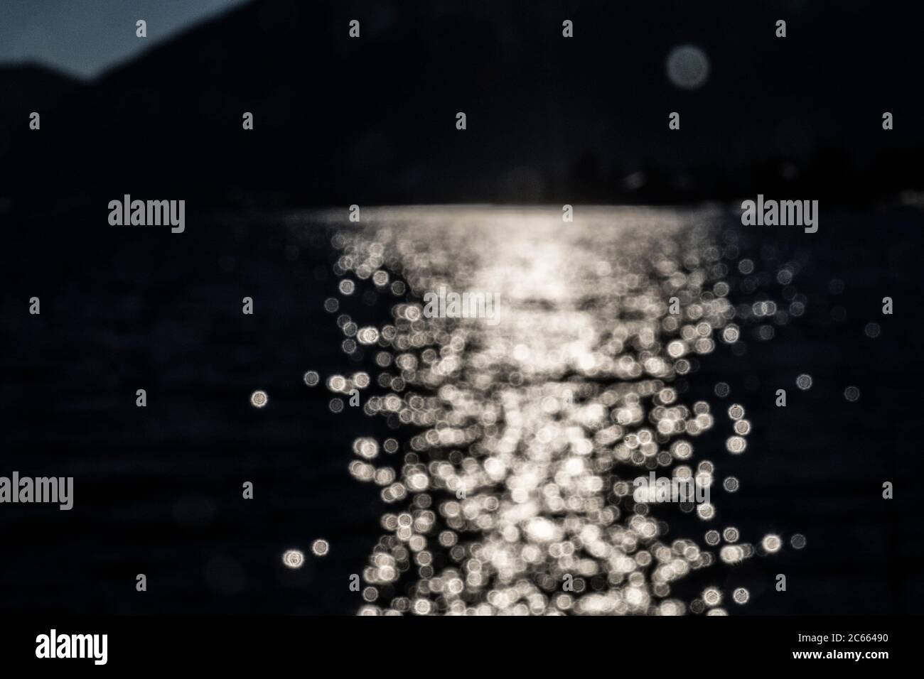 Dunkler See mit hellen Reflexen Stockfoto