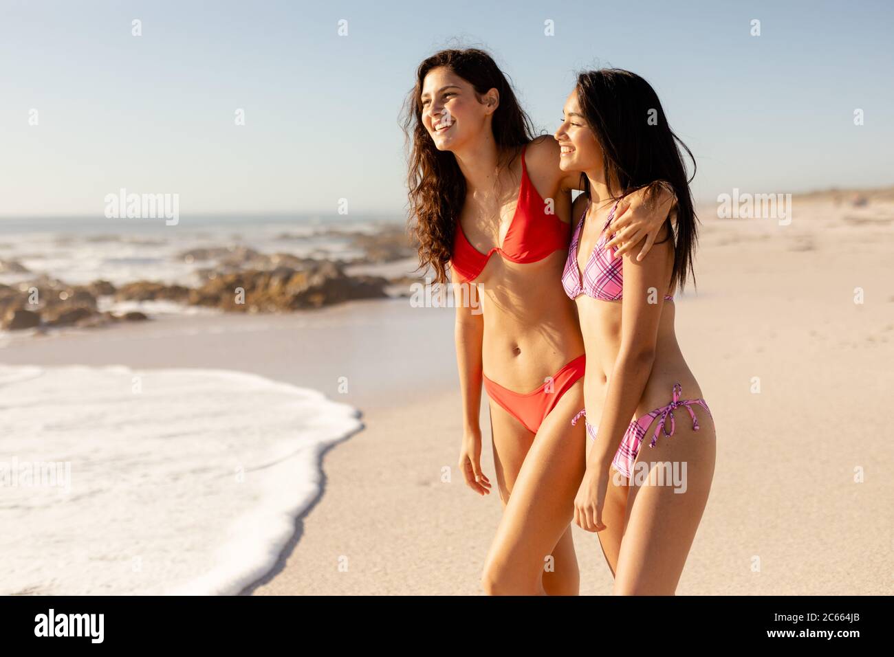 Kaukasische Frauen, die Spaß am Strand haben Stockfoto