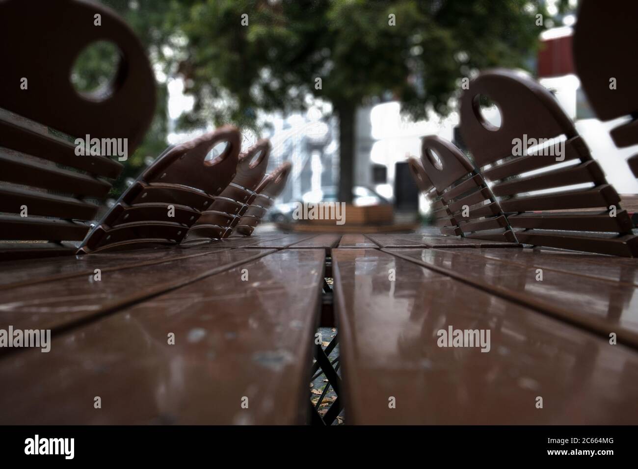 Gelehnt Stühle in einem Biergarten Stockfoto