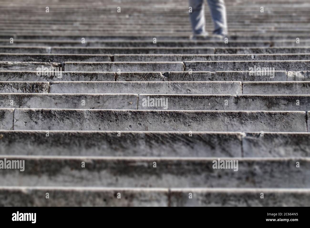 Steintreppe, Person, Detail, zwei Beine Stockfoto