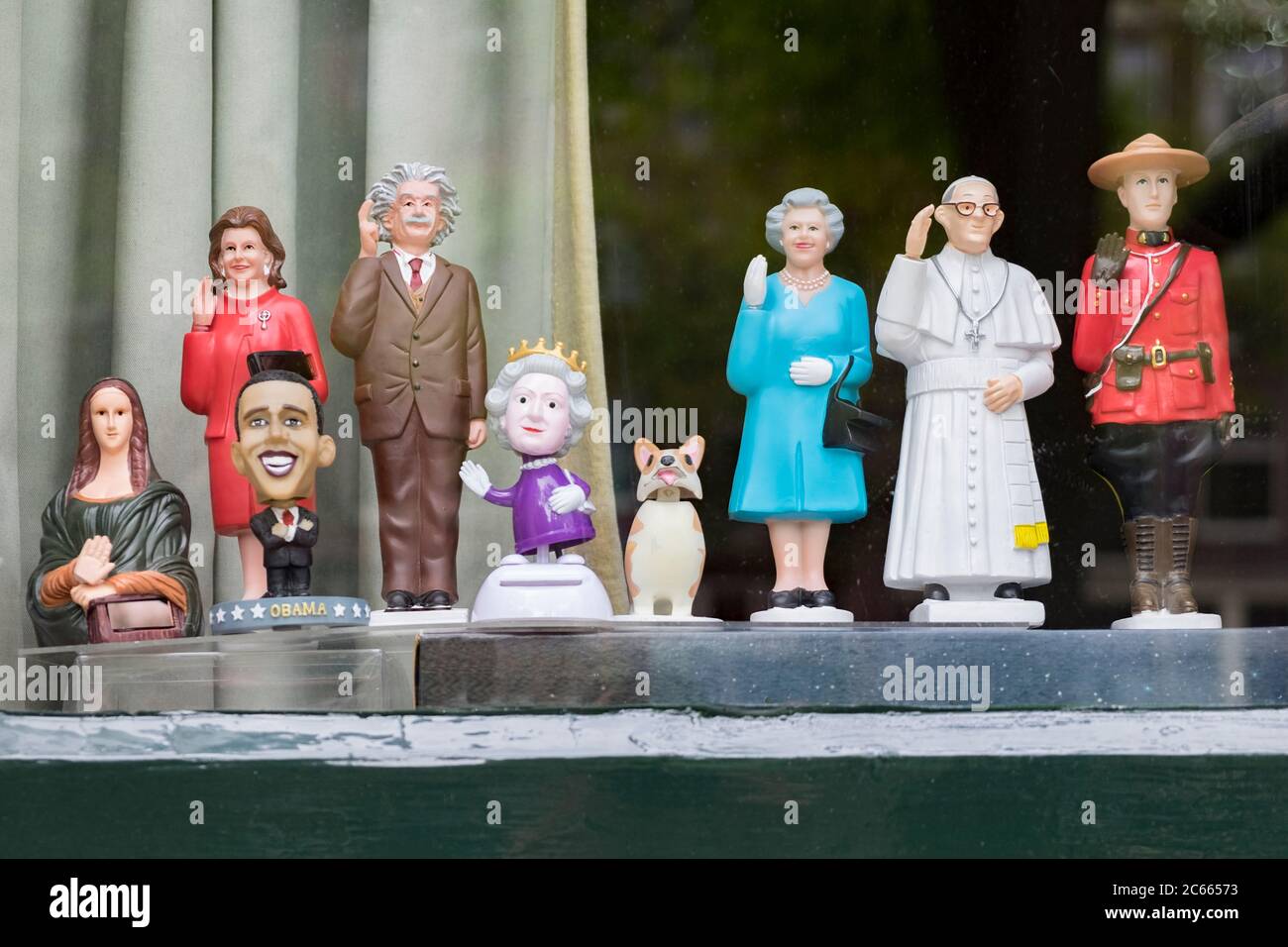 Puppen von Persönlichkeiten in einem Schaufenster in Amsterdam, Holland, Niederlande Stockfoto