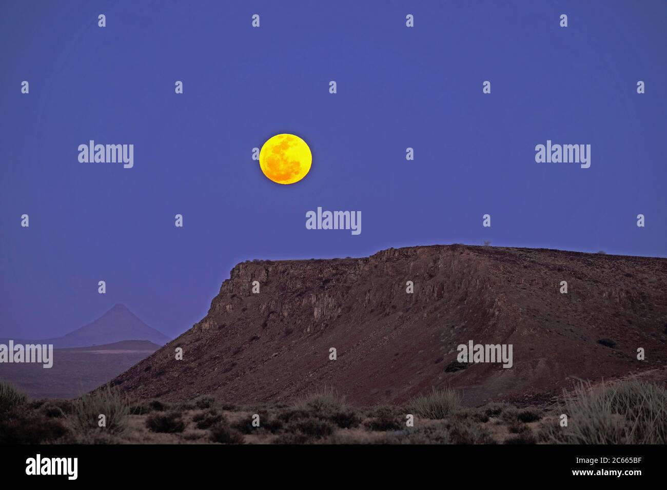 Mondaufgang, Vollmond, Berg, Felsen, Brandberg-Gebiet, Afrika, Namibia Stockfoto