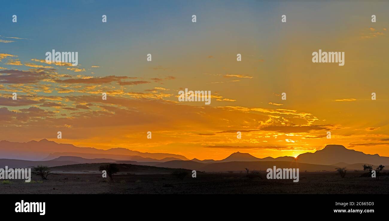 sonnenaufgang, Berglandschaft, wüstenartig, atmosphärisch, Afrika, Namibia, Brandberg-West-Gebiet Stockfoto